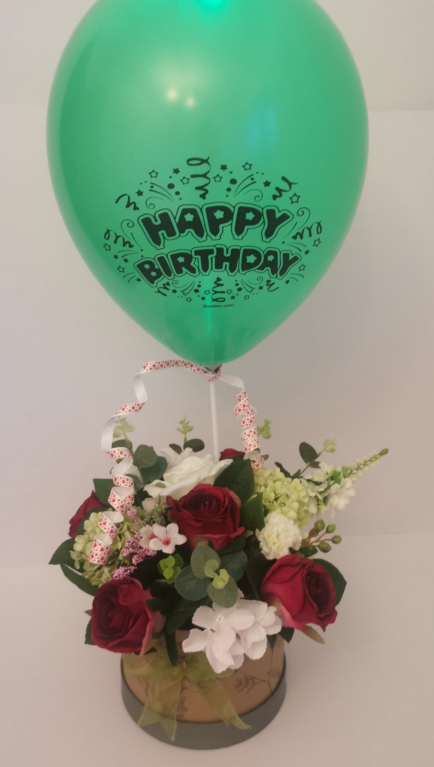Hat box Happy Birthday gift ( balloon not incl )