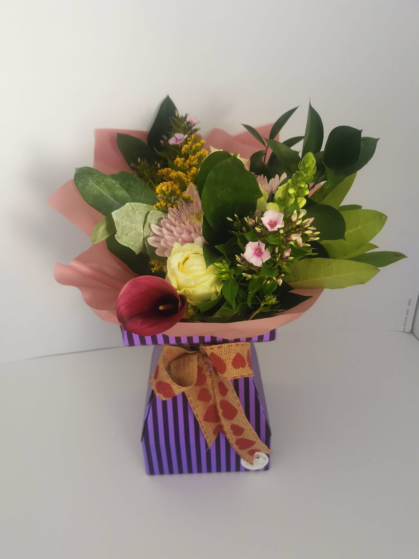 Hand-tied bouquet aqua in pink