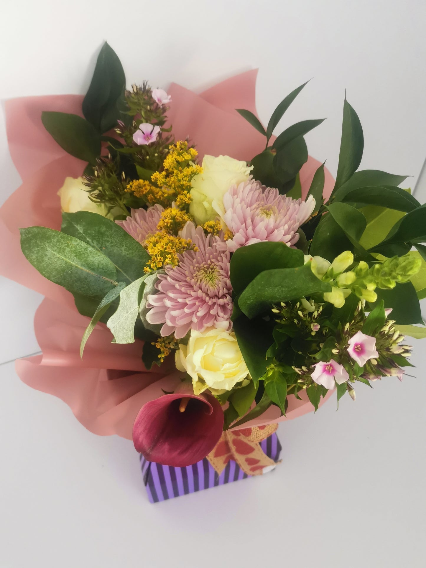 Hand-tied bouquet aqua in pink