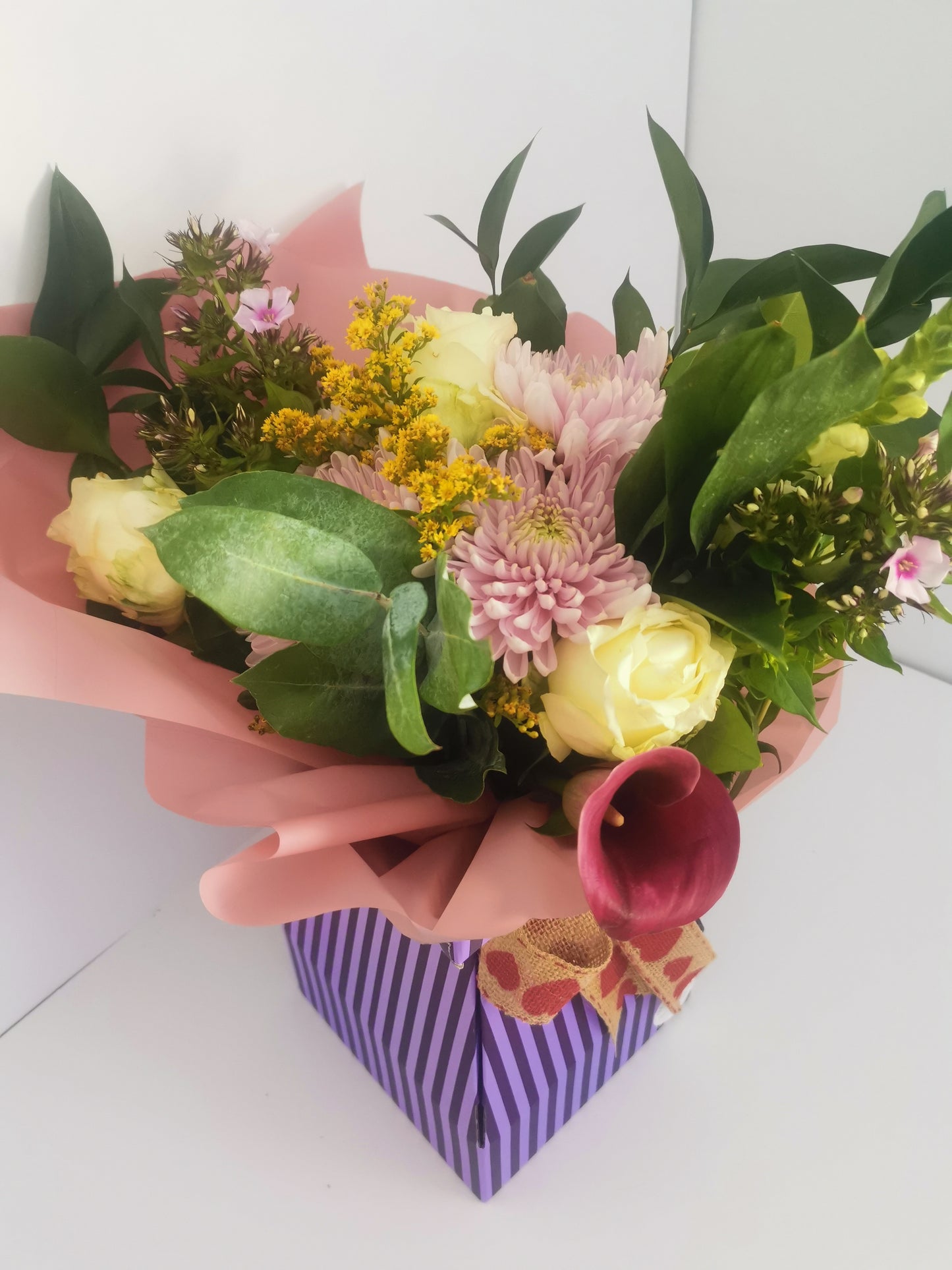 Hand-tied bouquet aqua in pink